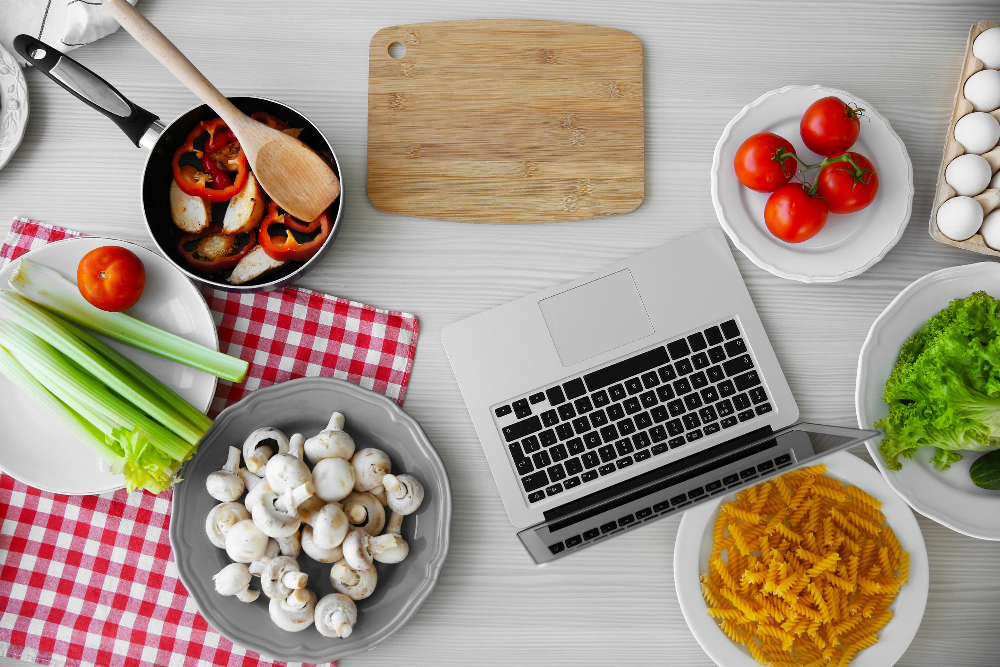 Tavolo con ingredienti e laptop per corso online